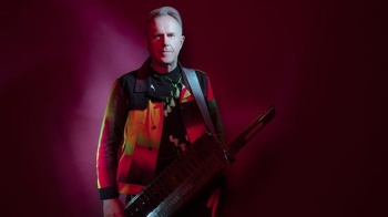 Howard Jones Discusses Synth Pop, Playing at Live Aid, Classic Tunes