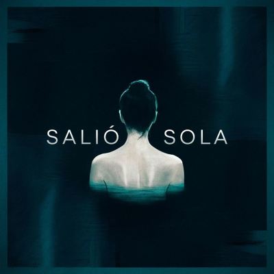 Salió sola